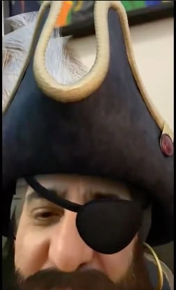 Capitan Clark ci fa una pippa